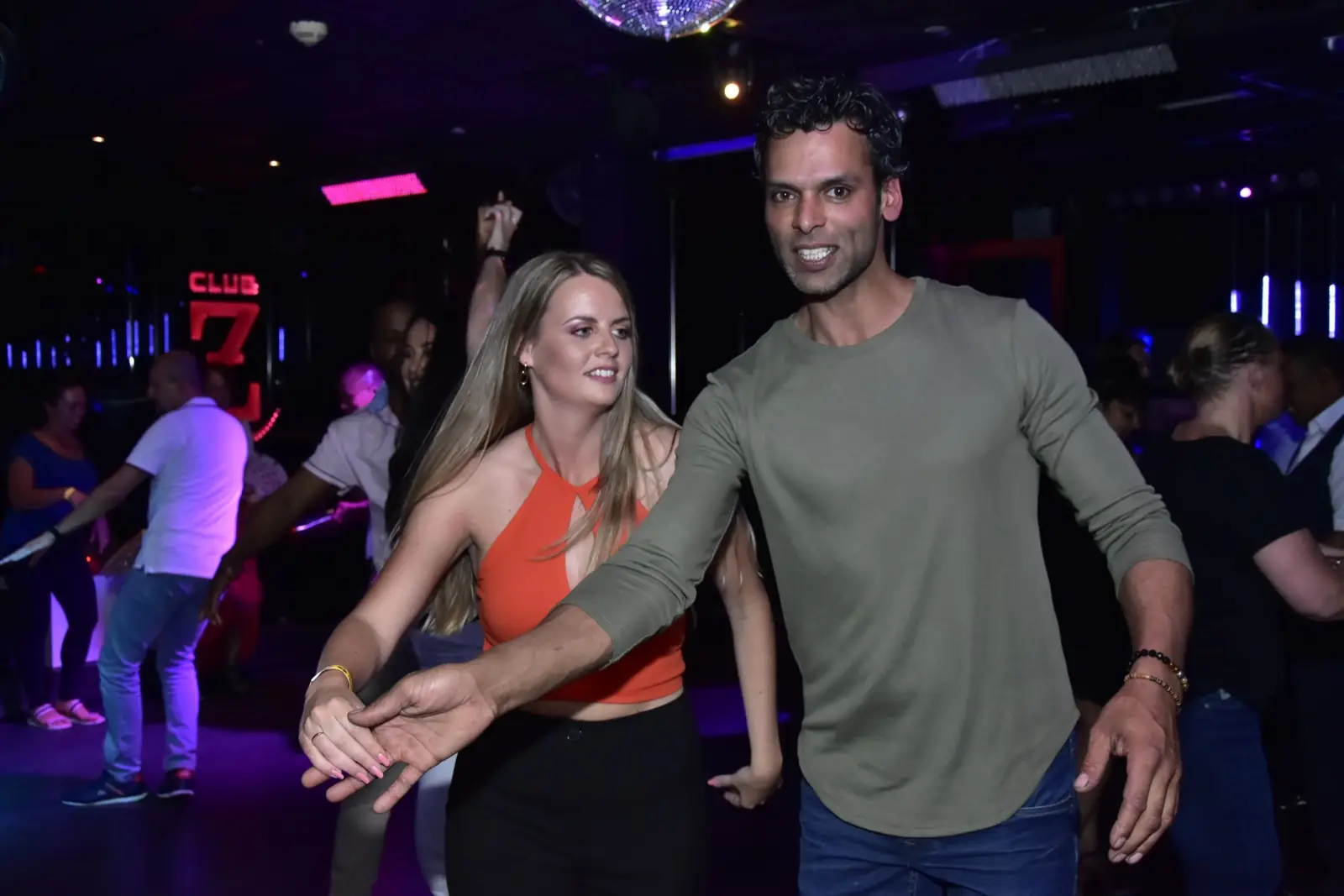 Dansers van SalsaDushi op de dansvloer